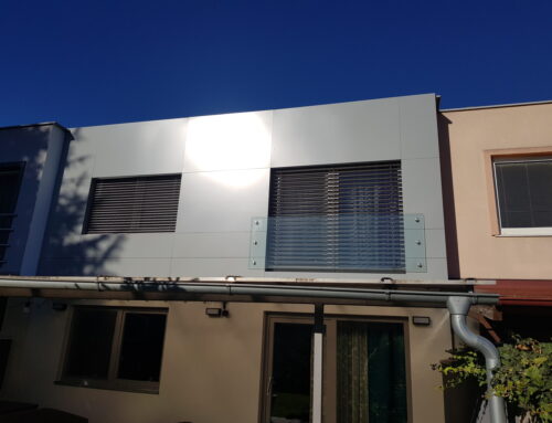 Obklad fasády rodinného domu hliníkovými platňami